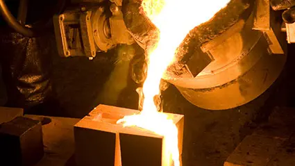 Proceso de fundición metalúrgica con metal fundido y moldes industriales