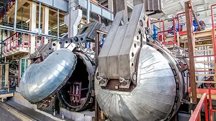 Large-scale industrial furnaces with open and closed spherical doors