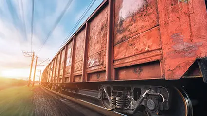 Tren de carga en movimiento sobre vías ferroviarias