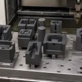 Electrodos de grafito para electroerosión EDM fijados en pallet de mecanizado