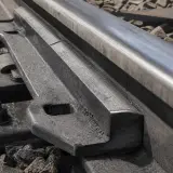 Aplicación de lubricante de grafito en riel y placa de ferrocarril
