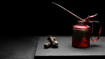 Grafito y el proceso de aplicación de lubricante en una maquinaria pesada